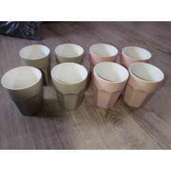8 mokken bekers (4) grijze en (4) roze NIEUW
