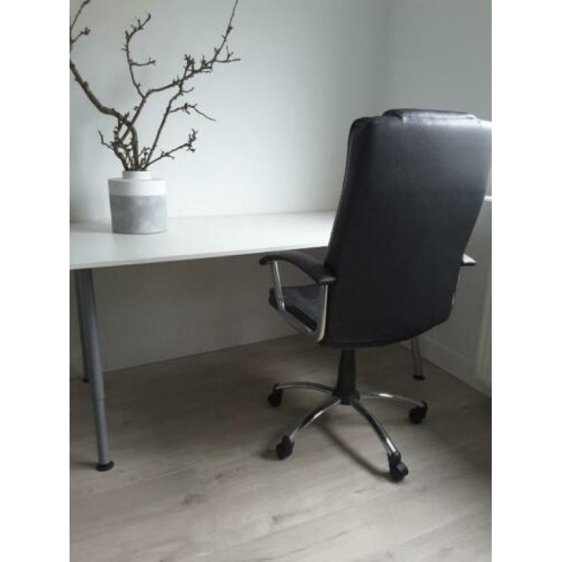 Wit ikea bureau thyge i.z.g.st