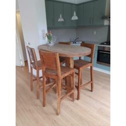 Mooie houten barstoelen (4) en bartafel
