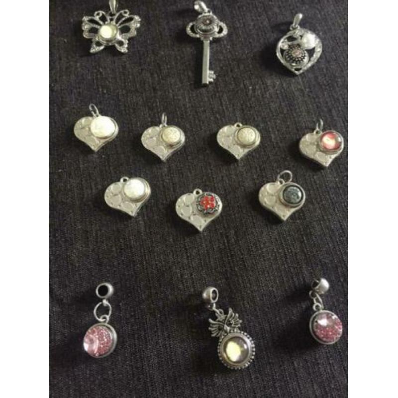 Partij,Armbanden 16 St. ,Hangertje 13 St. en 230 knoppen
