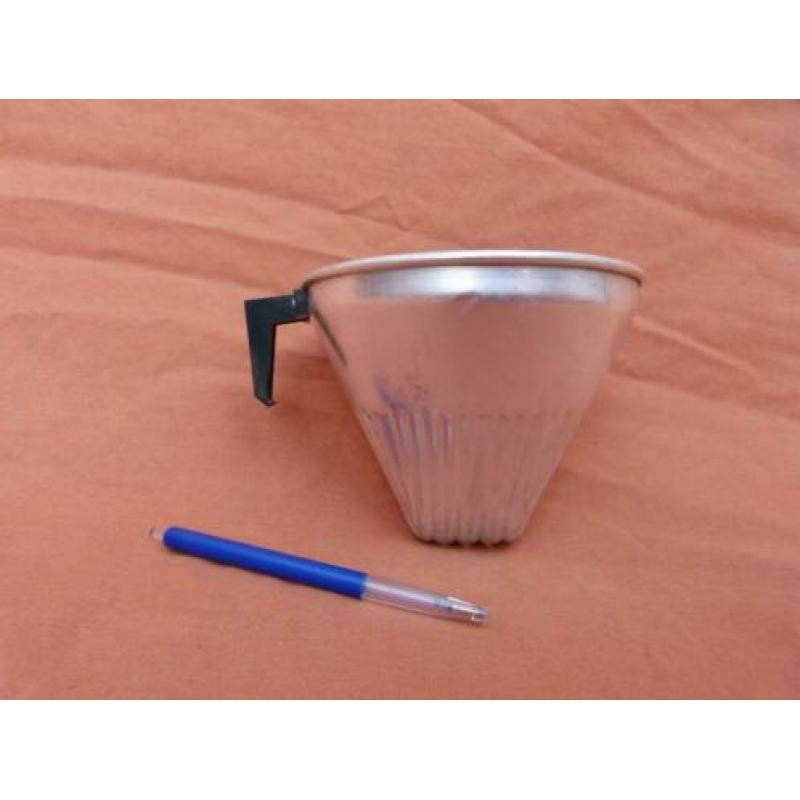 Filterhouder koffiefilter aluminium vintage oud in nette sta