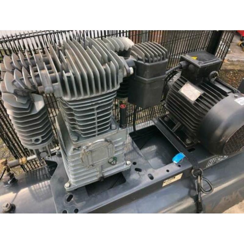 Zuigercompressor 5.5pk 270L