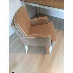 Mooie eettafel met 2 stoelen en een bank