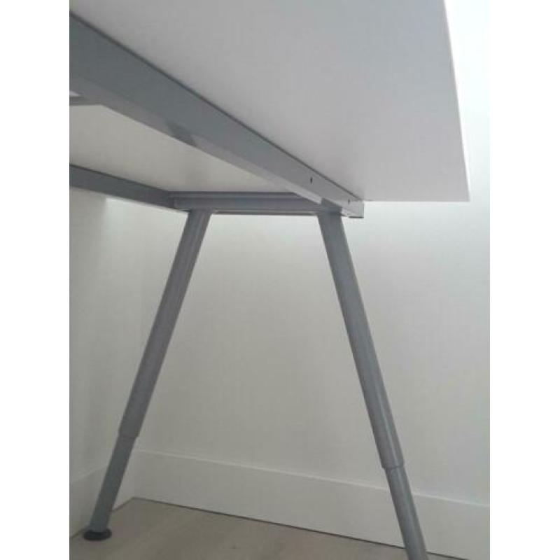 Wit ikea bureau thyge i.z.g.st