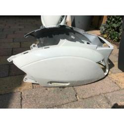 Witte scouterkappen Piaggio en zwart zadeldek voor scouter