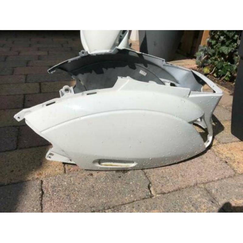 Witte scouterkappen Piaggio en zwart zadeldek voor scouter