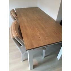 Mooie eettafel met 2 stoelen en een bank
