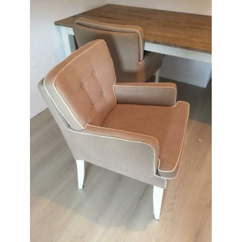 Mooie eettafel met 2 stoelen en een bank