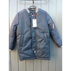 NIEUWE JAS Maat 128 Merk Bellaire met kaartje donkerblauw.