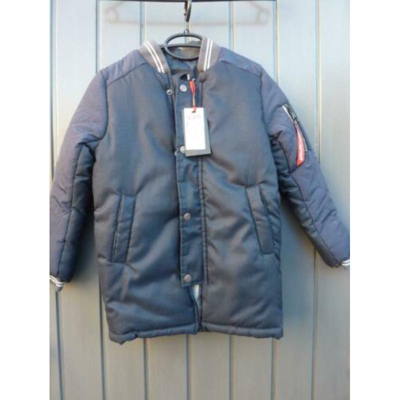 NIEUWE JAS Maat 128 Merk Bellaire met kaartje donkerblauw.