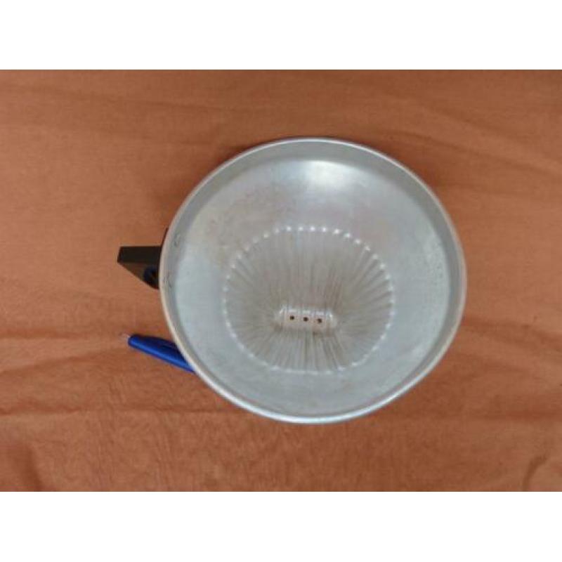 Filterhouder koffiefilter aluminium vintage oud in nette sta