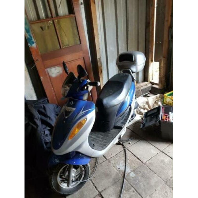 scooter met helmkoffer brommer geel kenteken