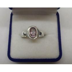 Zilveren ring met paarse steen maat 19 nr.642