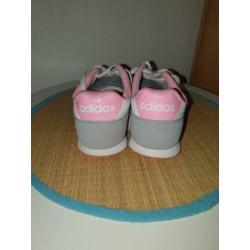 Diverse sneakers. 10 euro per paar.