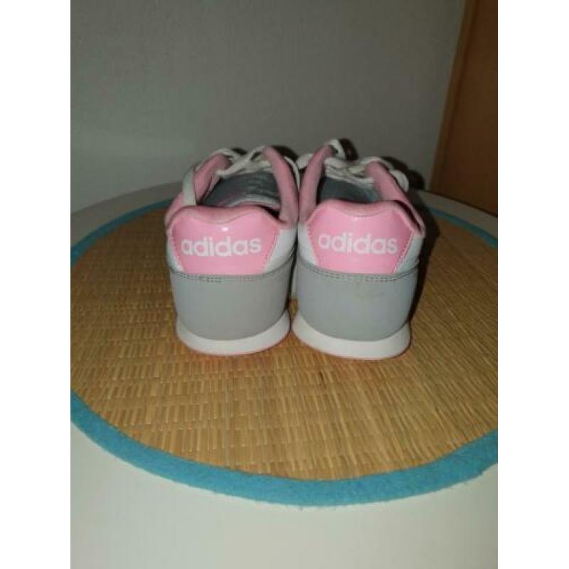 Diverse sneakers. 10 euro per paar.