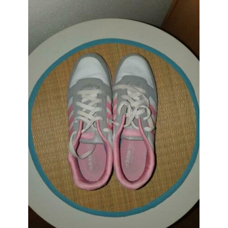 Diverse sneakers. 10 euro per paar.