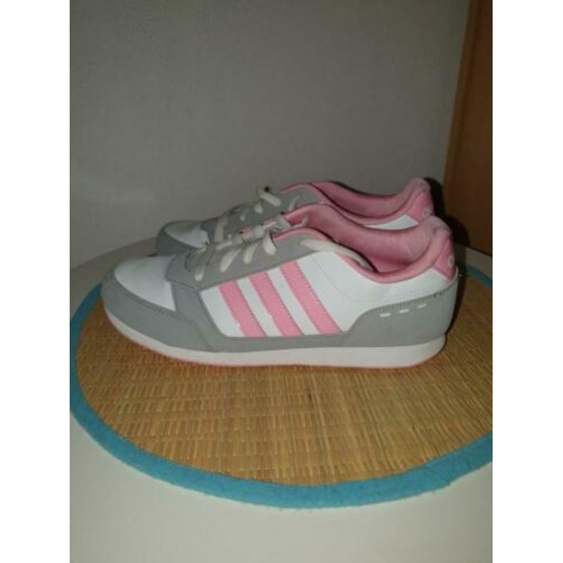 Diverse sneakers. 10 euro per paar.