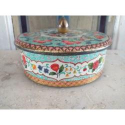 Oud Koektrommeltje  met Bloem Relief * Gouden knop Container