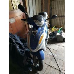 scooter met helmkoffer brommer geel kenteken