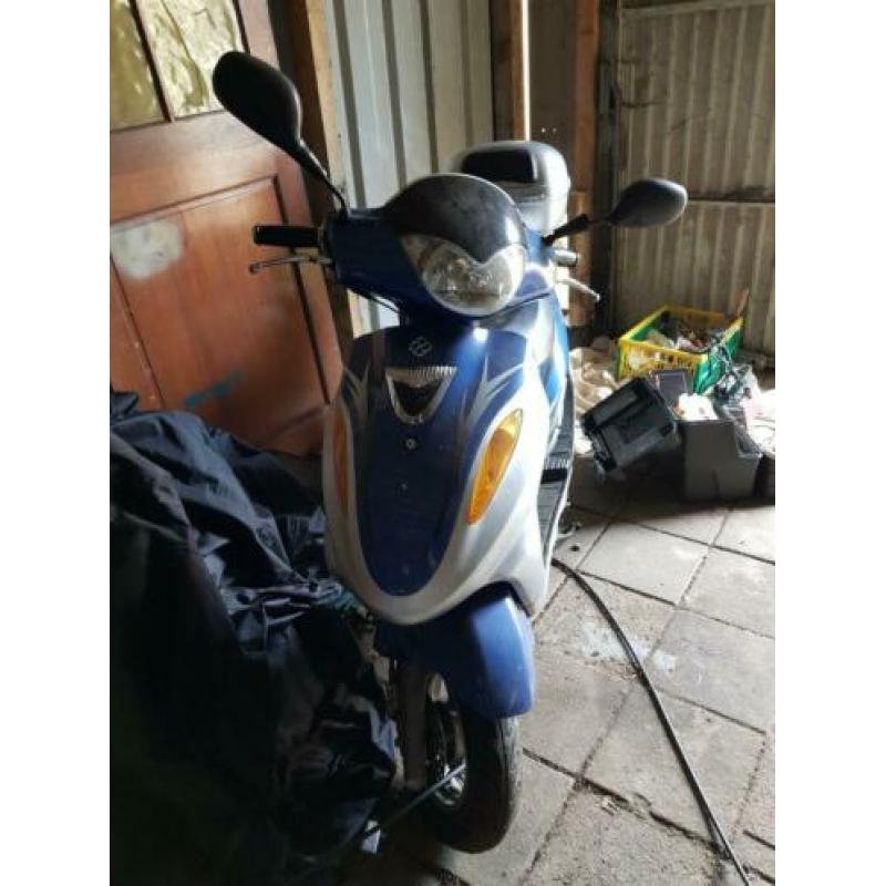 scooter met helmkoffer brommer geel kenteken