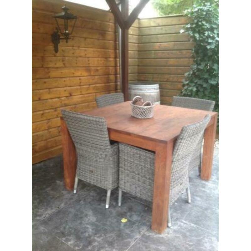 Massief teakhouten tuintafel met 4 tuinstoelen