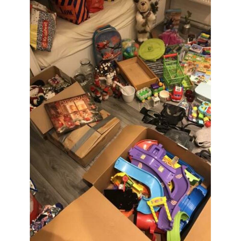 Heel veel rommelmarktspullen bijna gratis