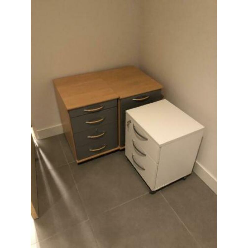 Bureaus en ladenblokken gratis!!