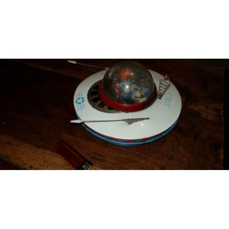 metalen model vliegende schotel ko yoshira vliegtuig
