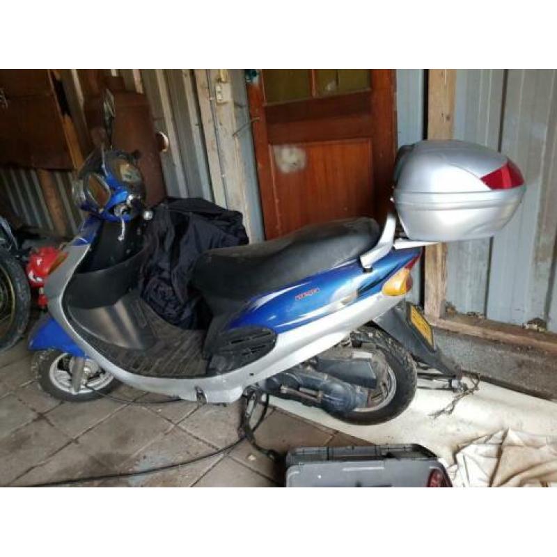 scooter met helmkoffer brommer geel kenteken