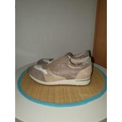 Diverse sneakers. 10 euro per paar.