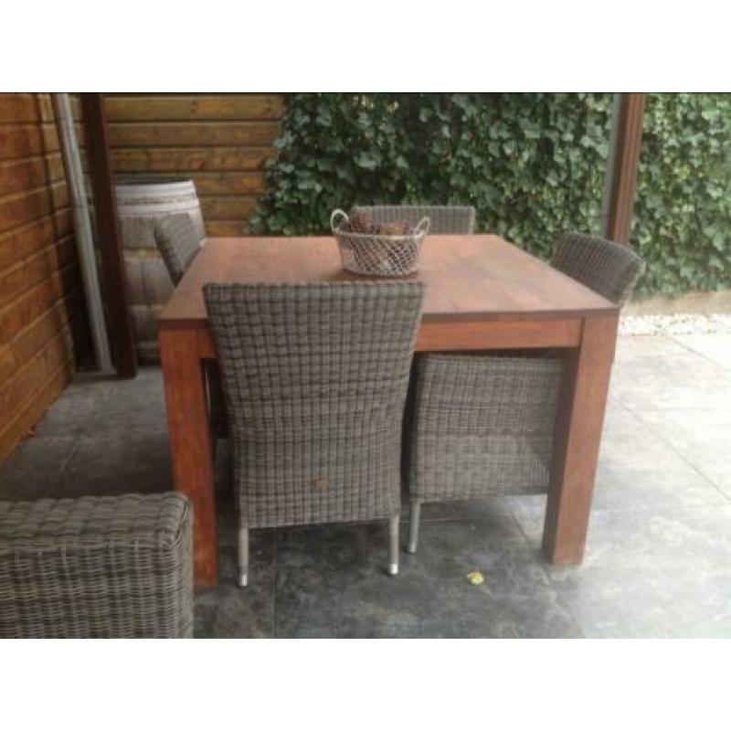 Massief teakhouten tuintafel met 4 tuinstoelen
