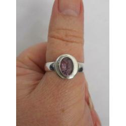 Zilveren ring met paarse steen maat 19 nr.642