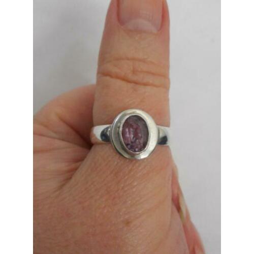 Zilveren ring met paarse steen maat 19 nr.642