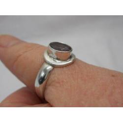 Zilveren ring met paarse steen maat 19 nr.642