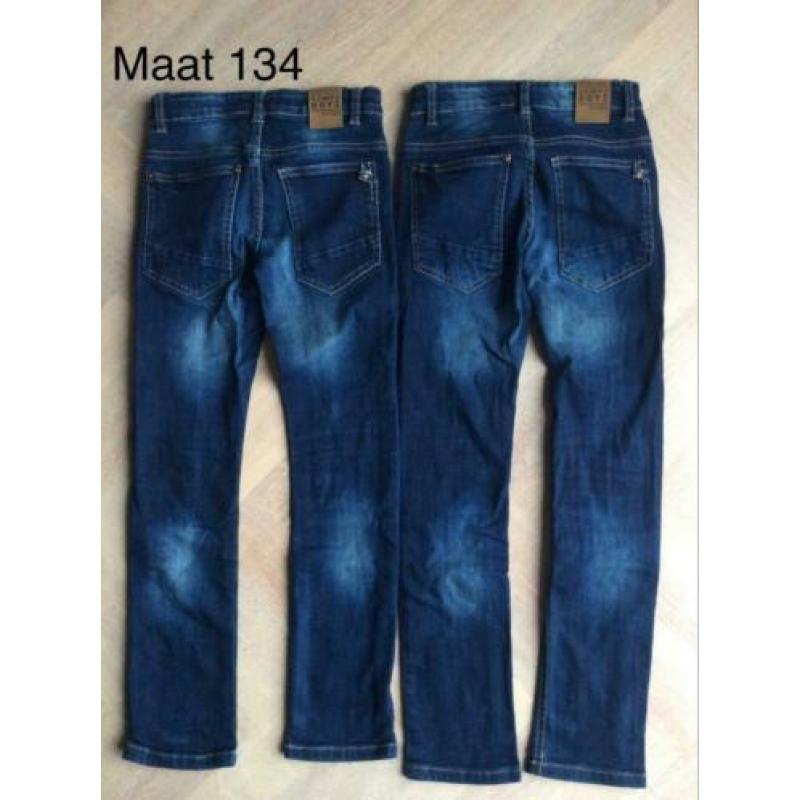 Spijkerbroeken maat 128 en maat 134