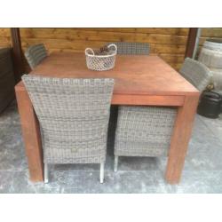 Massief teakhouten tuintafel met 4 tuinstoelen