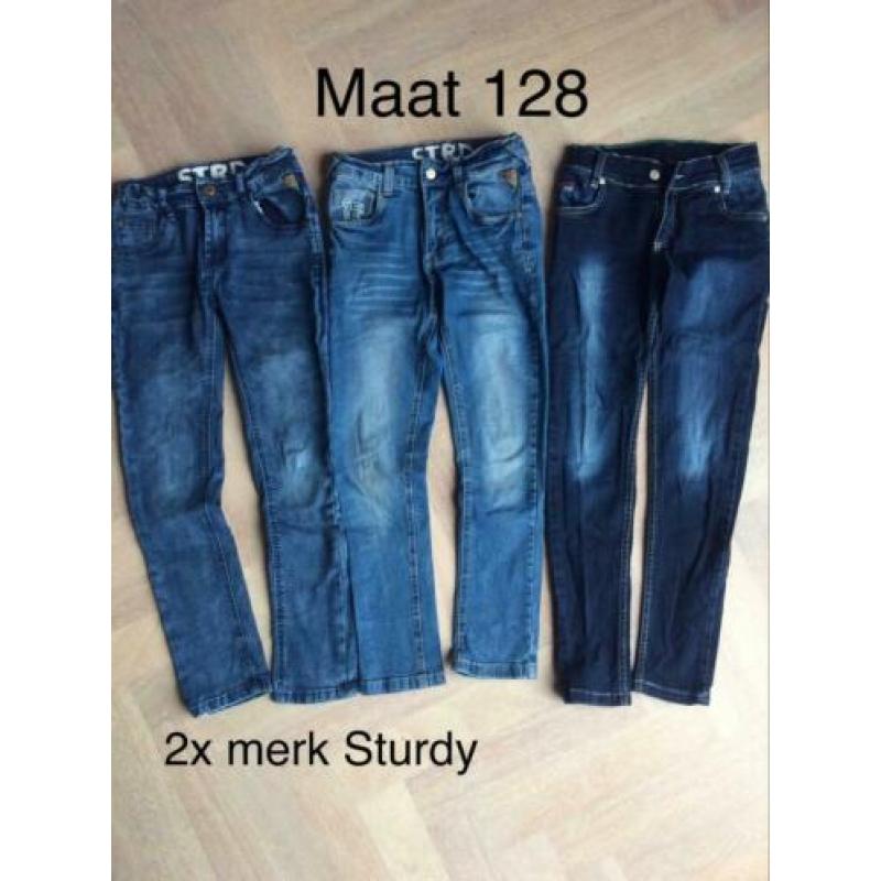 Spijkerbroeken maat 128 en maat 134