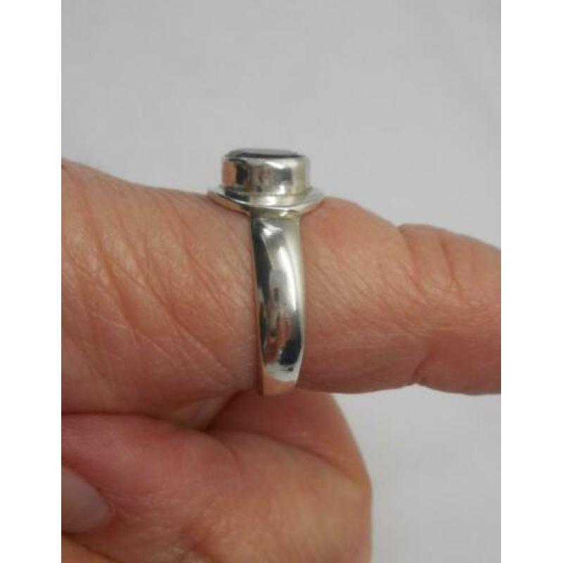 Zilveren ring met paarse steen maat 19 nr.642