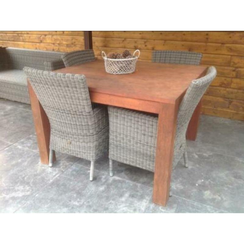 Massief teakhouten tuintafel met 4 tuinstoelen
