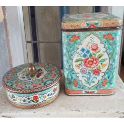 Oud Koektrommeltje  met Bloem Relief * Gouden knop Container