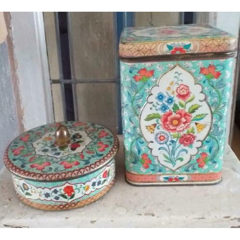 Oud Koektrommeltje  met Bloem Relief * Gouden knop Container