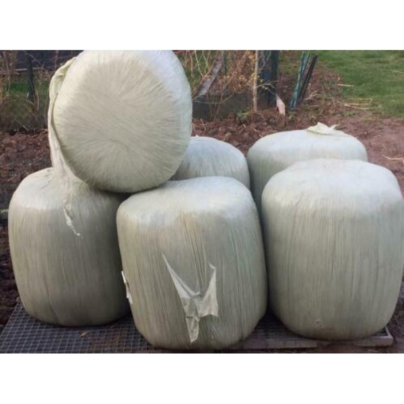 Mooi pakken hooi/ voordroog in plastic