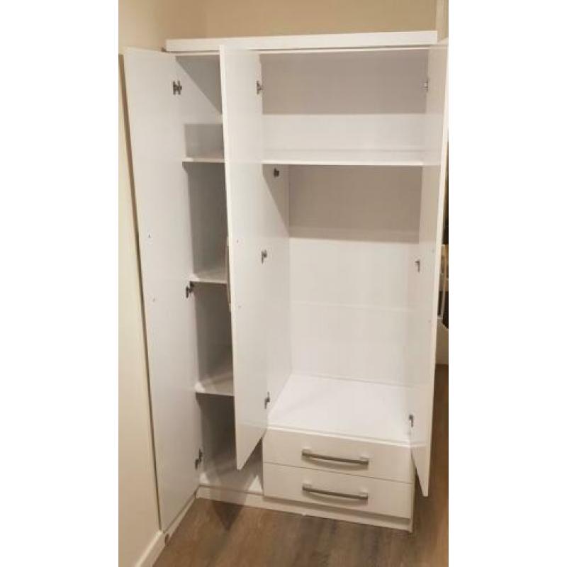 Babykamer (kast, commode, bedje)