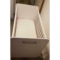 Babykamer (kast, commode, bedje)