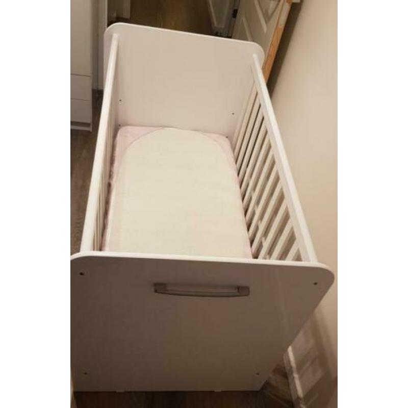 Babykamer (kast, commode, bedje)