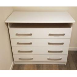 Babykamer (kast, commode, bedje)