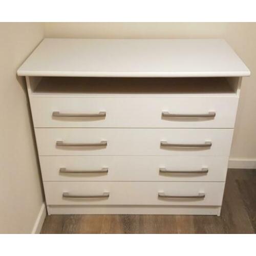 Babykamer (kast, commode, bedje)