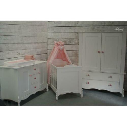 babykamer landelijk brocante vintage massief hout