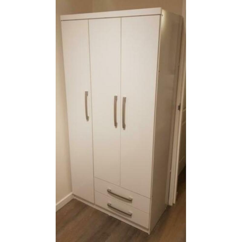 Babykamer (kast, commode, bedje)