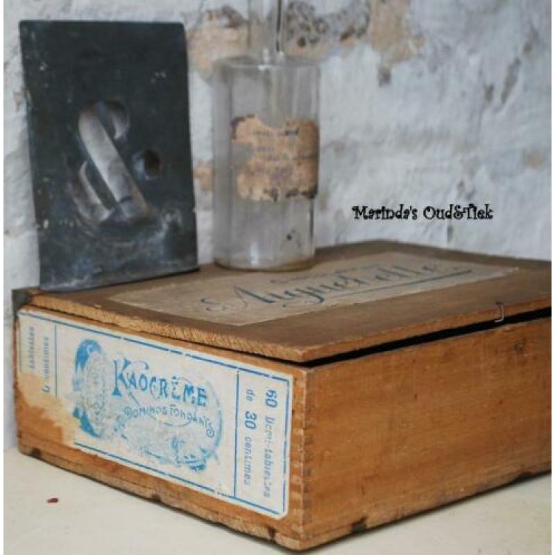 brocante oud Chocolade kistje met etiket Chocolaterie